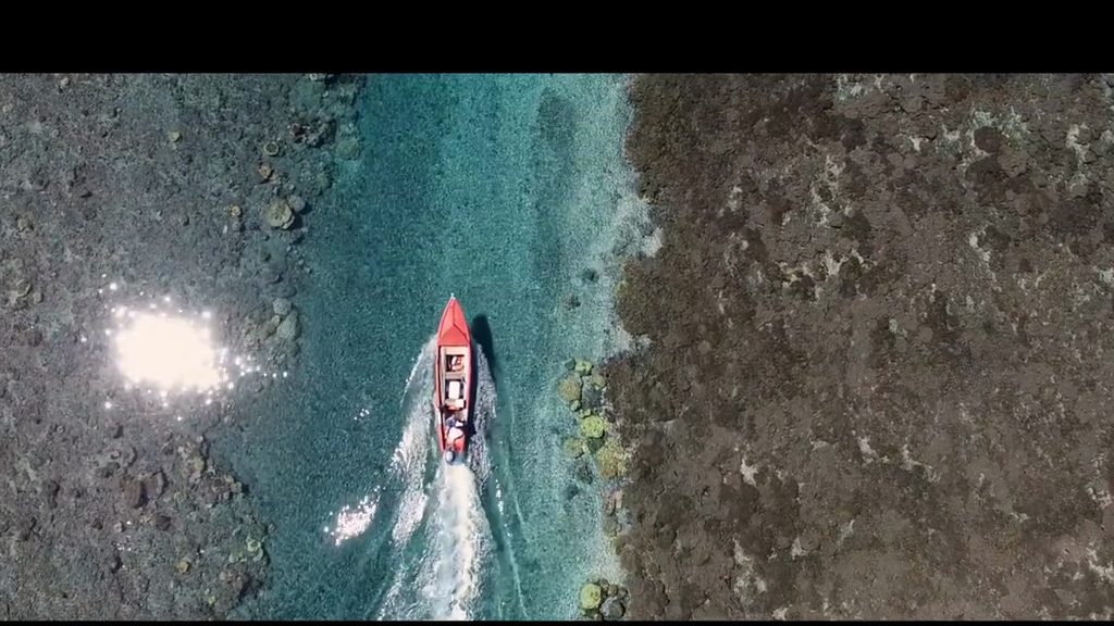 Barque rouge vue par drone au-dessus du lagon turquoise, île de La Réunion