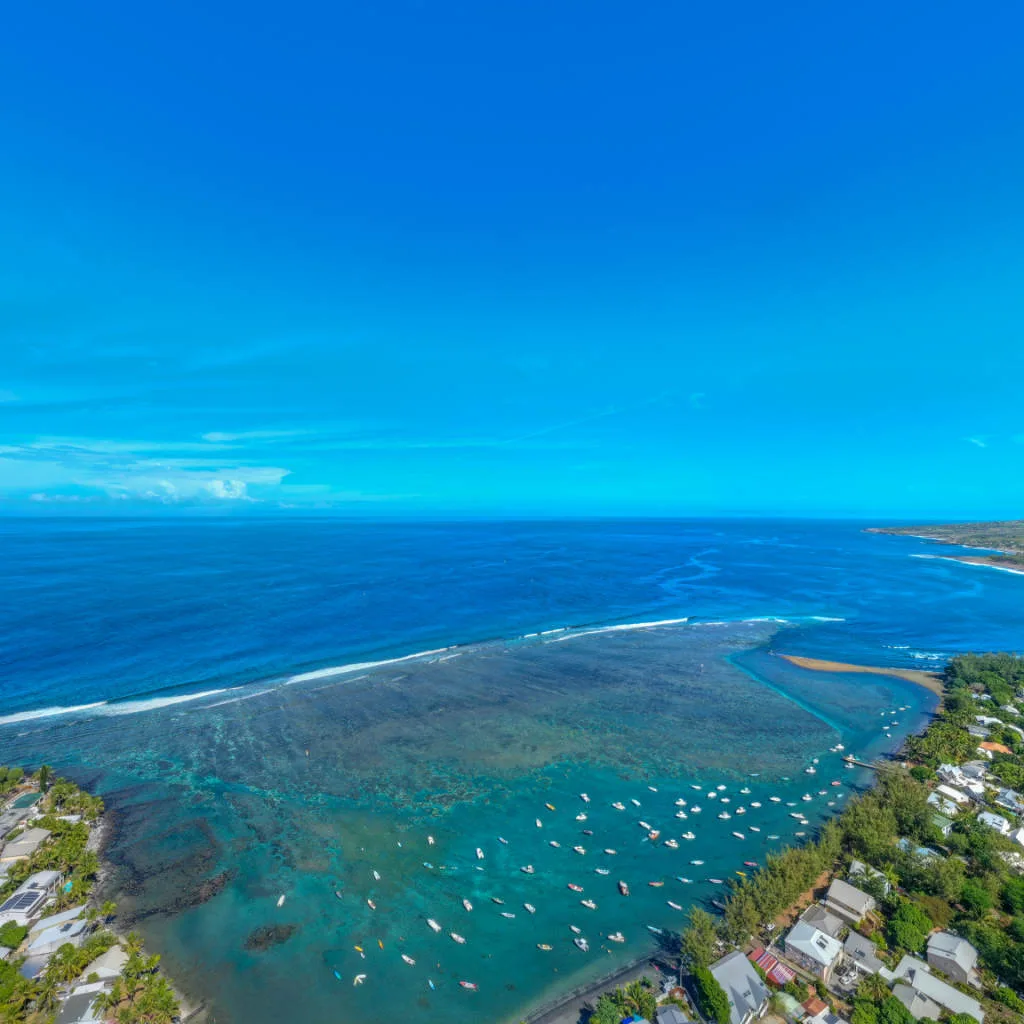Vue du panorama : L'étang et le village vus du ciel
